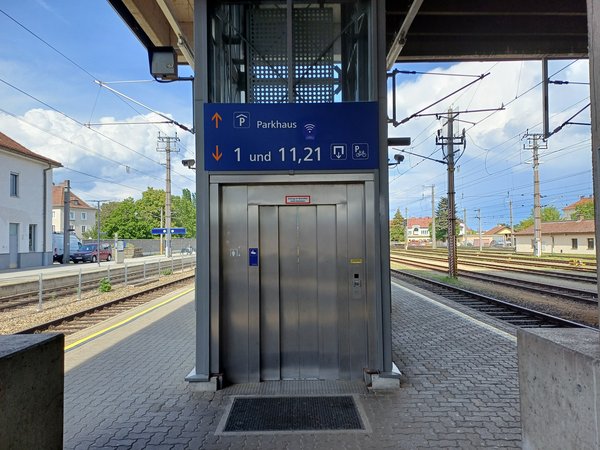 Aufzugsanlage am Kremser Bahnhof